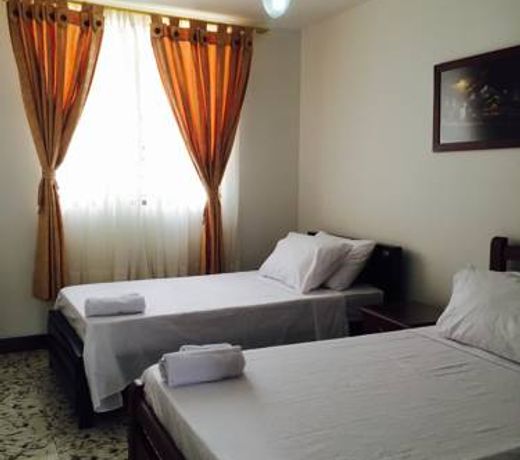 Casa Helga a dos cuadras de la BasÃ­lica, casa entera con jardÃ­n amplio, 6 habitaciones, 5 baÃ±os, cocina, comedor y sala de TV