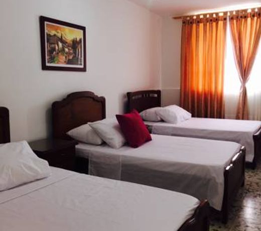 Casa Helga a dos cuadras de la BasÃ­lica, casa entera con jardÃ­n amplio, 6 habitaciones, 5 baÃ±os, cocina, comedor y sala de TV