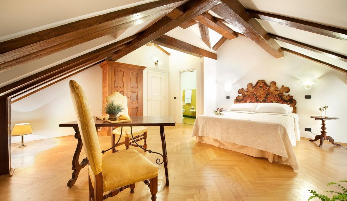Charles Bridge Palace (Чарльз Бридж Пэлэс)