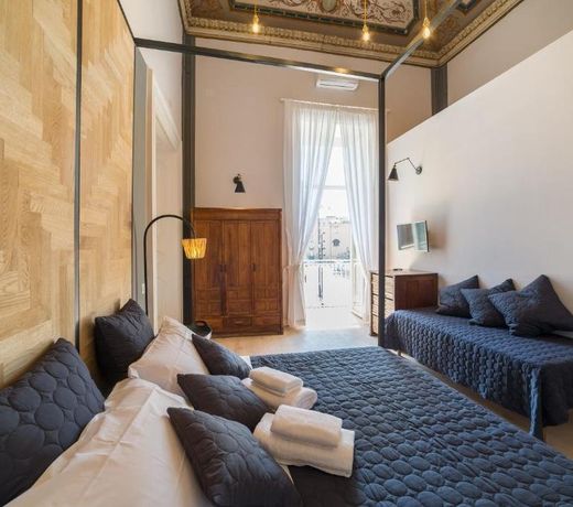 The Dante House by House In Naples
