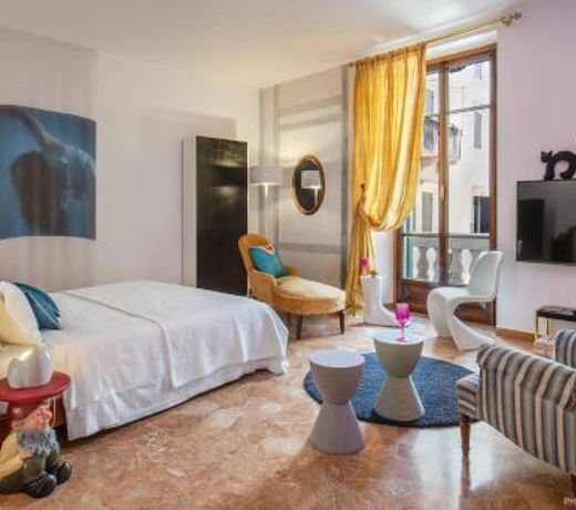 Billie's Flat RED - art & design apt in Verona historic centre