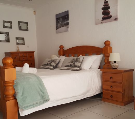8 Ibis Lane Guest House