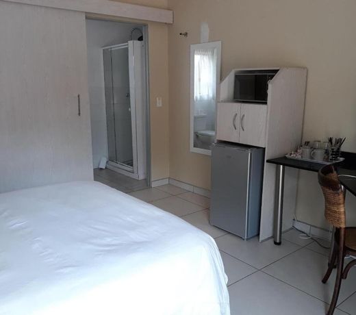 8 Ibis Lane Guest House