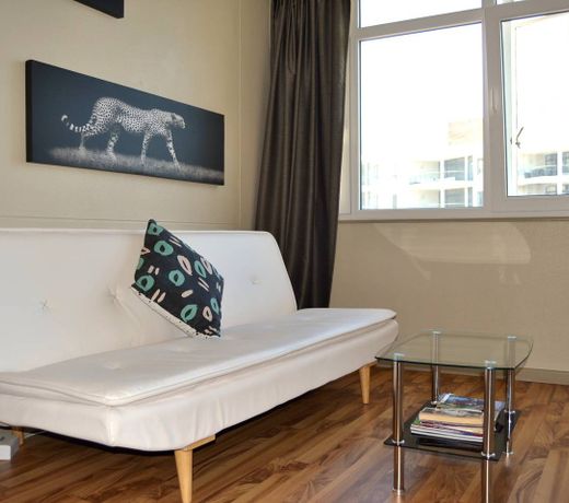Upper Long Street Apartment. Heart of Cape Town!