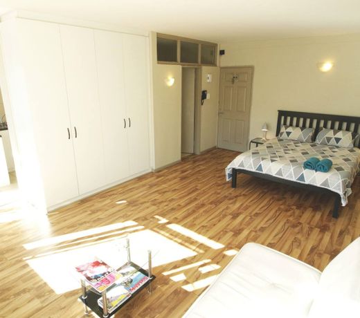 Upper Long Street Apartment. Heart of Cape Town!