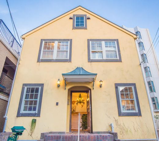 IZA Enoshima Guesthouse & Bar