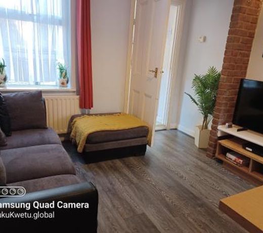 Salisbury House-Huku Kwetu Spacious 4 Bedrooms House- Sleeps 6 - Luton Town Centre