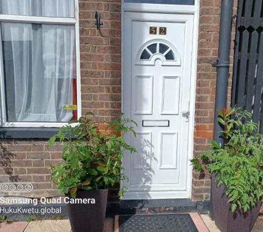 Salisbury House-Huku Kwetu Spacious 4 Bedrooms House- Sleeps 6 - Luton Town Centre