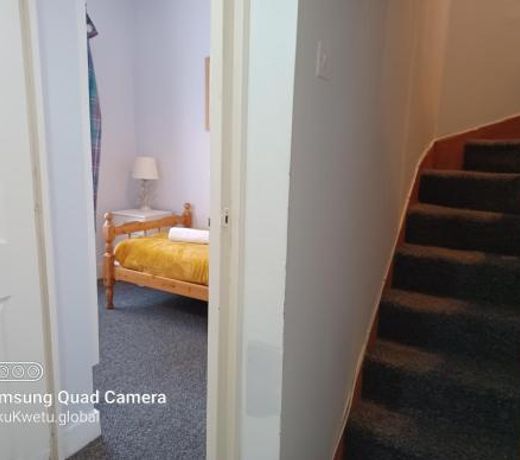 Salisbury House-Huku Kwetu Spacious 4 Bedrooms House- Sleeps 6 - Luton Town Centre