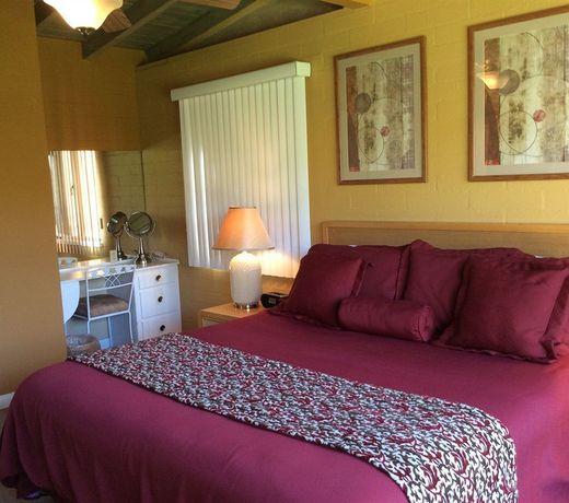 A PLACE IN THE SUN Garden Hotel - Big Units with Privacy Gardens & Heated Pool & Spa in 1 Acre Park Prime Location, PET Friendly, TOP Midcentury Modern Boutique Hotel