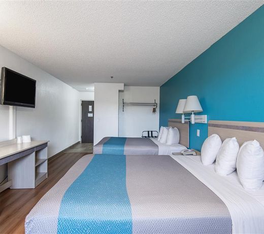Motel 6-Lawrence, KS