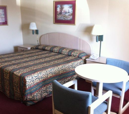 EXECUTIVE INN