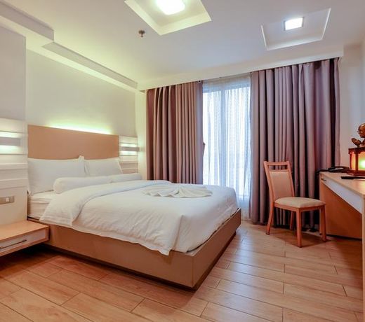Heroes Hotel