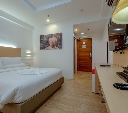 Heroes Hotel