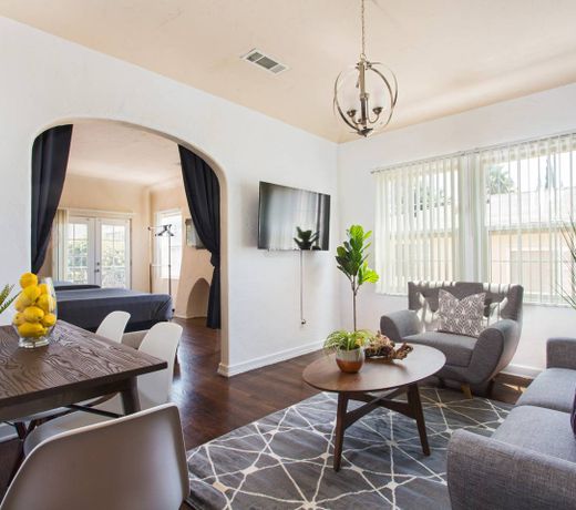 HOLLYWOOD HOME: Sunset Blvd Retro Chic w/parking!
