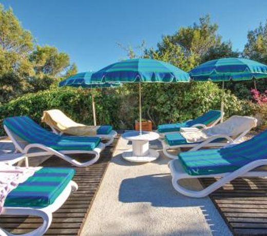 Stunning home in Signes with 2 Bedrooms, Outdoor swimming pool and Swimming pool
