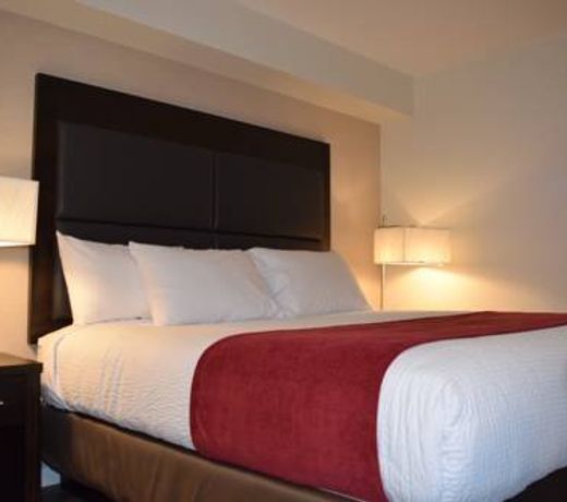 Days Inn by Wyndham 100 Mile House