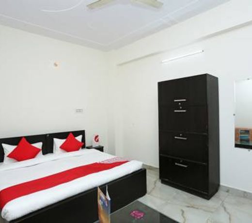 OYO 16904 Hotel Maharaja Palace