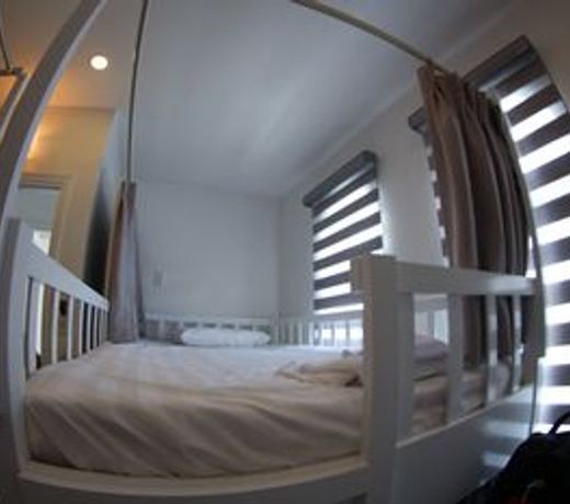 Full House Hostel