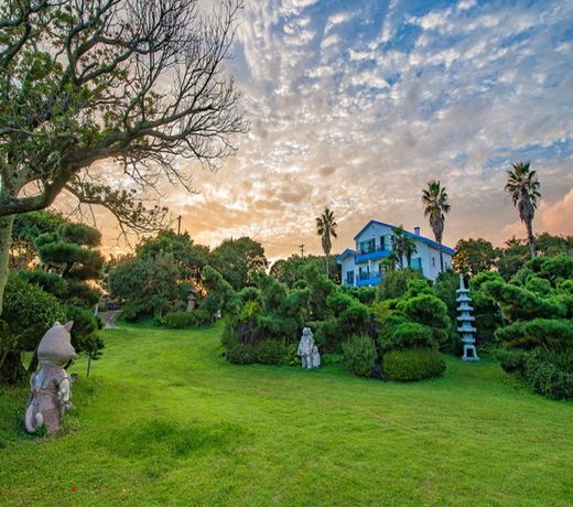 Beachside Whitehouse