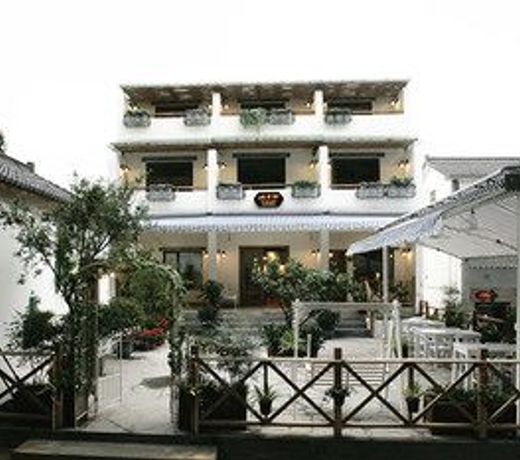 Bird Singing Hotel