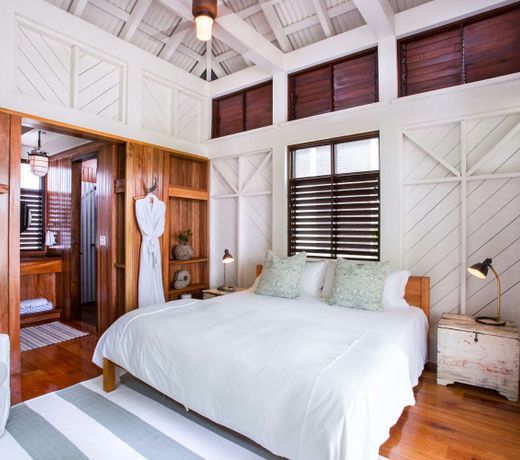 Mahogany Bay Resort and Beach Club, Curio Collection