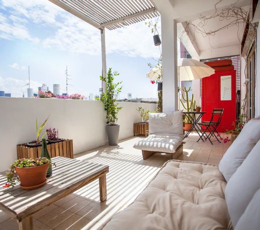 7 min from the beach, center of TLV w/ balcony
