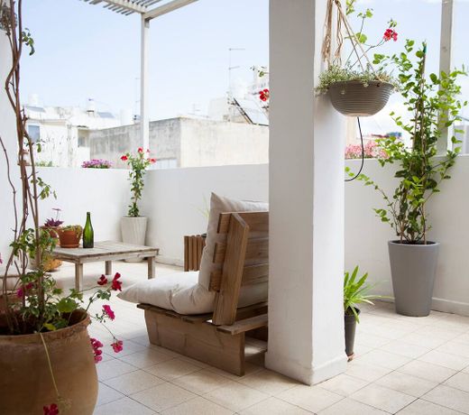 7 min from the beach, center of TLV w/ balcony
