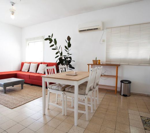 7 min from the beach, center of TLV w/ balcony