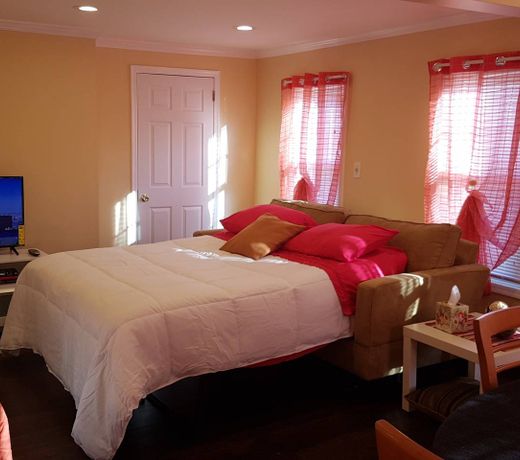 Cozy suite 5 min walk to train/15 min JFK+parking