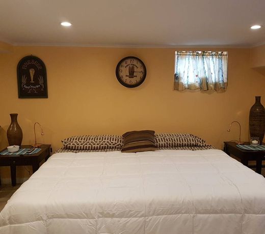 Classy studio 5 min walk train/15 min JFK+parking