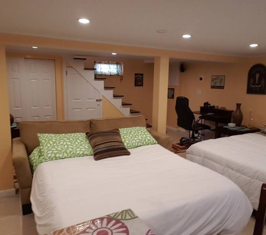 Classy studio 5 min walk train/15 min JFK+parking