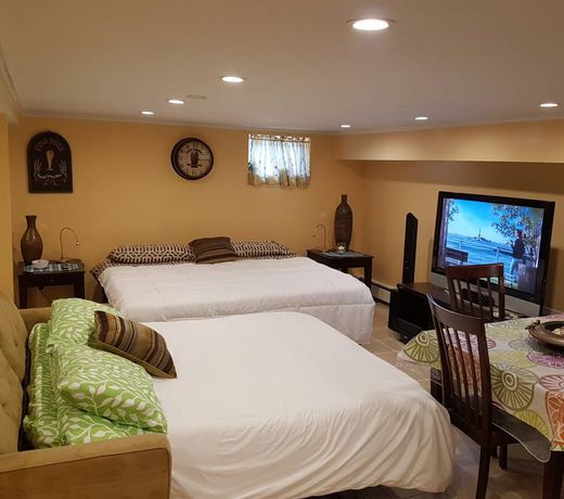 Classy studio 5 min walk train/15 min JFK+parking