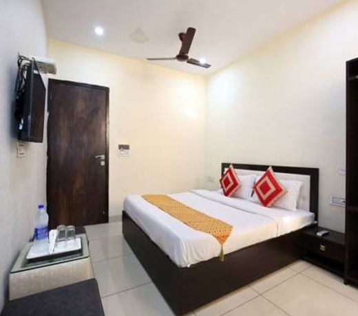 OYO 9323 Hotel Sidana Solitaires