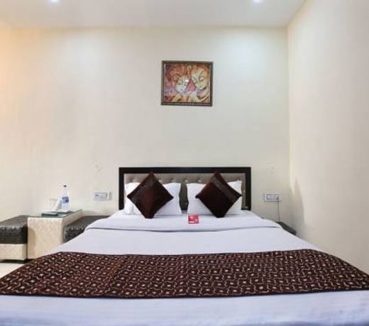 OYO 9323 Hotel Sidana Solitaires
