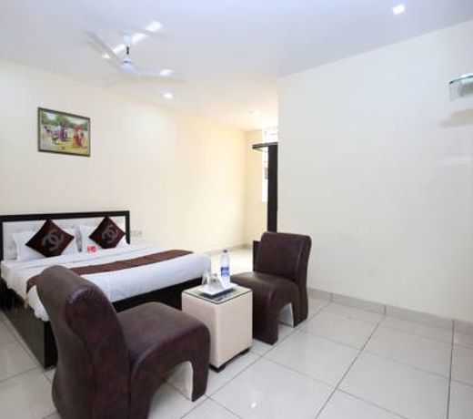OYO 9323 Hotel Sidana Solitaires