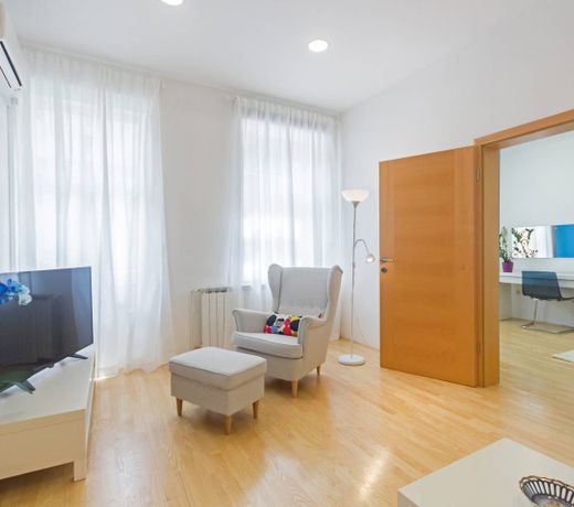 UpARTment 89 CENTER, FREE PARKING, SPACIOUS, QUIET