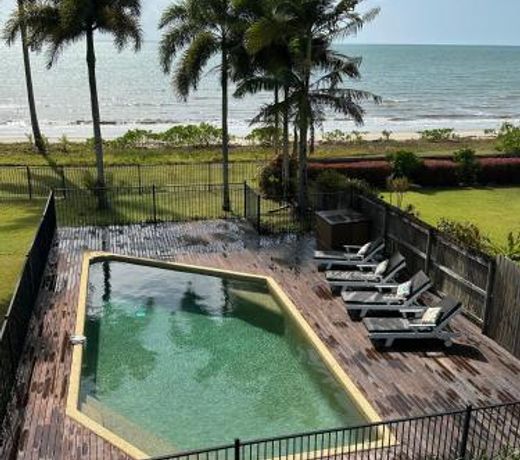 ABSOLUTE BEACHFRONT BLISS - NEWELL BEACH - 10 Metres to the Ocean