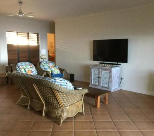 ABSOLUTE BEACHFRONT BLISS - NEWELL BEACH - 10 Metres to the Ocean