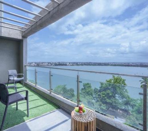 Grey Stone - Lakefront PentHouse Family Rooms