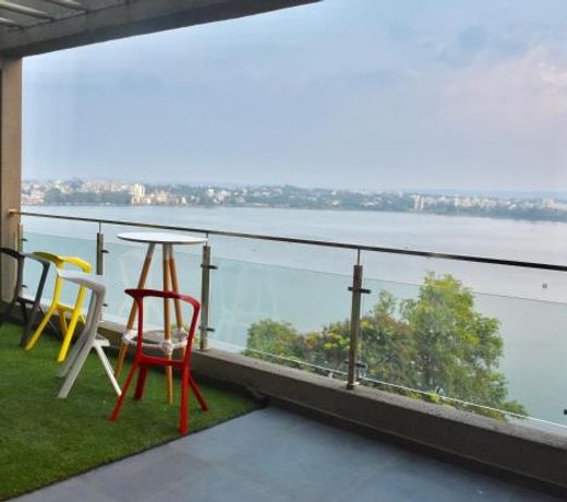 Grey Stone - Lakefront PentHouse Family Rooms