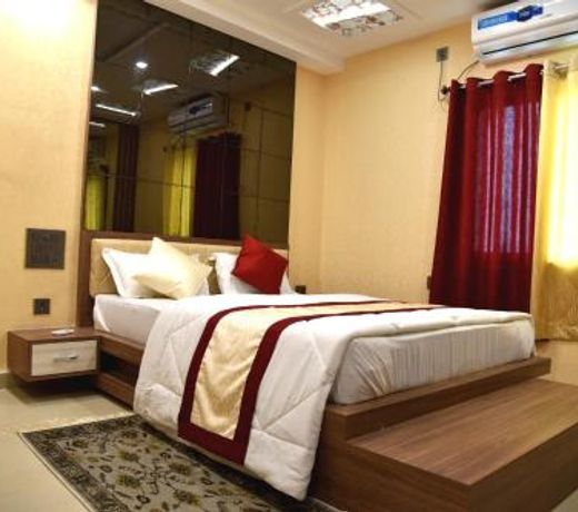 Hotel M K Plaza