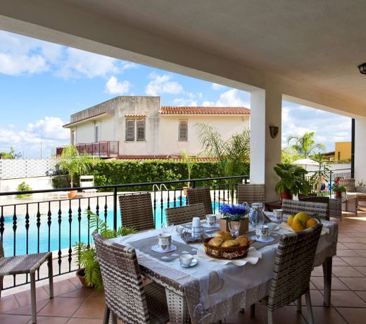 VILLA MARIANNA CON PISCINA PRIVATA ampi spazi esterni e WIFI FREE