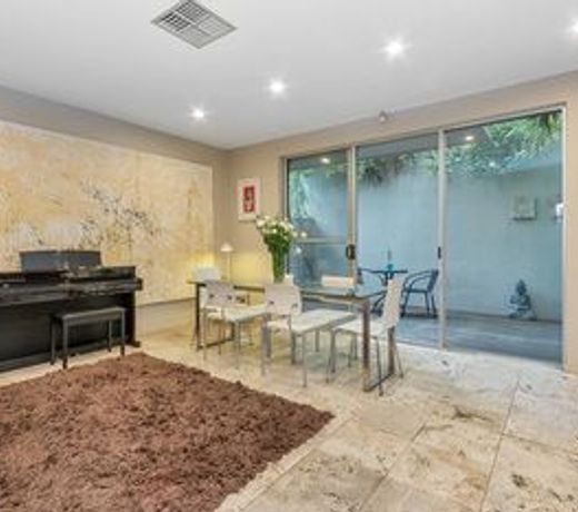 Contemporary Townhouse In Adelaide City