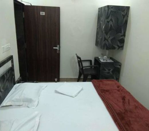 OYO 26612 Phoenix Inn