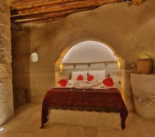 Abu Hayat Cave Suites