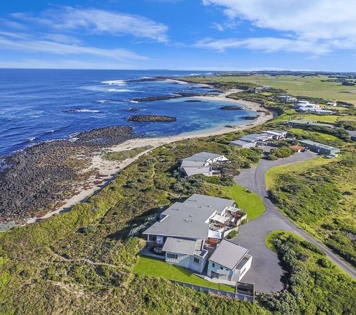 Hearns Beachside Villa 1