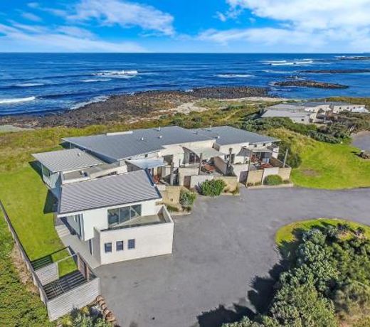 Hearns Beachside Villa 8