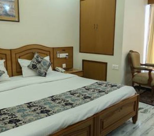 JK Rooms 117 Majestic -Opp. Airport