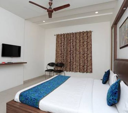 OYO 10343 Hotel Heera Foods